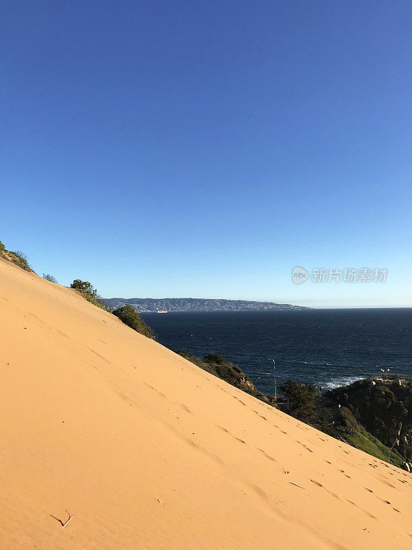 Reñaca /中午的康康沙丘景观，晴朗的蓝天，康康，Viña德尔马，瓦尔帕莱索，智利
